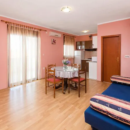 Apartment Nikol - Ckv122 By Interhome